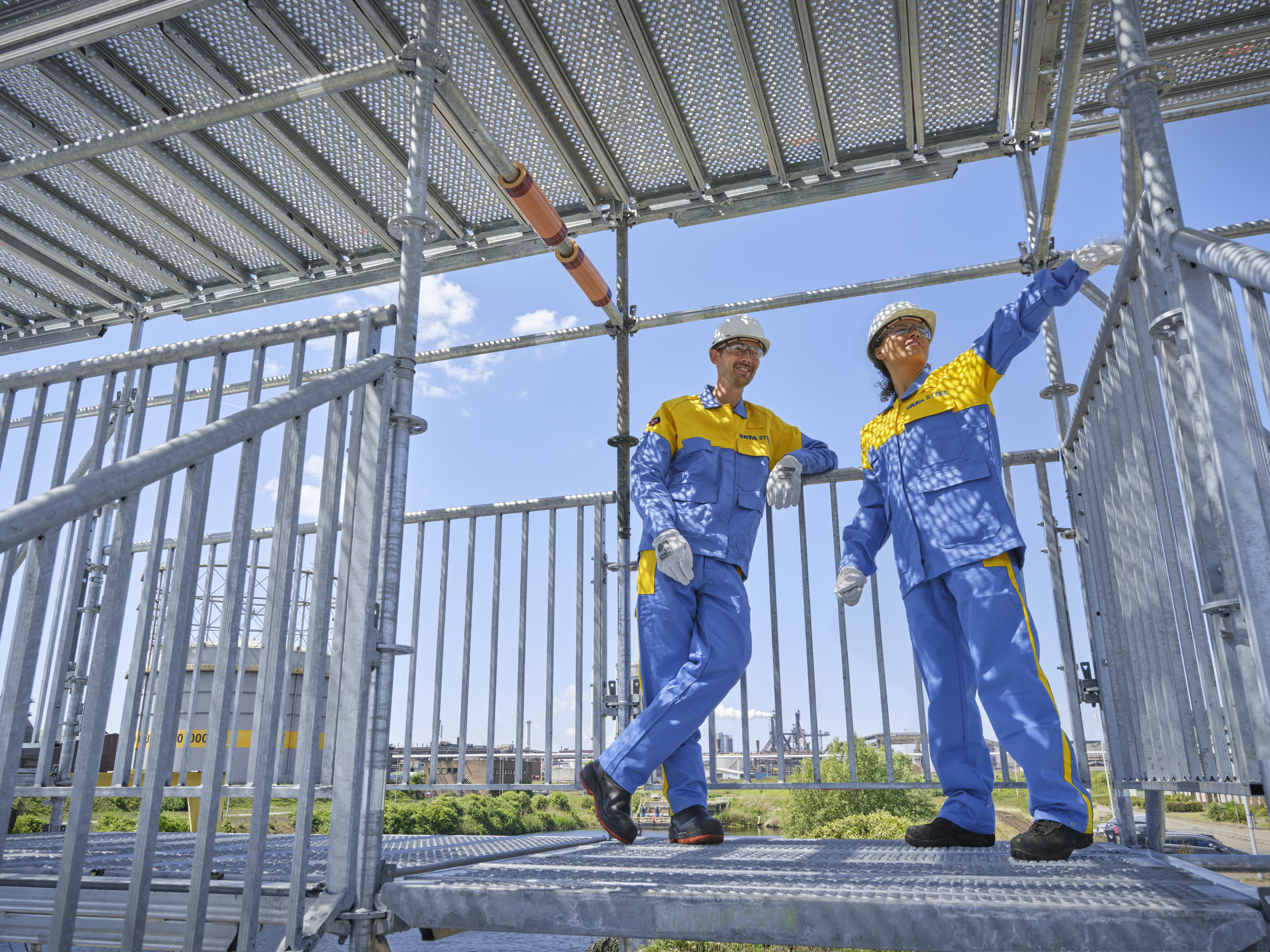 Tata Steel medewerkers bespreken de nieuwe staaltijd op de steiger