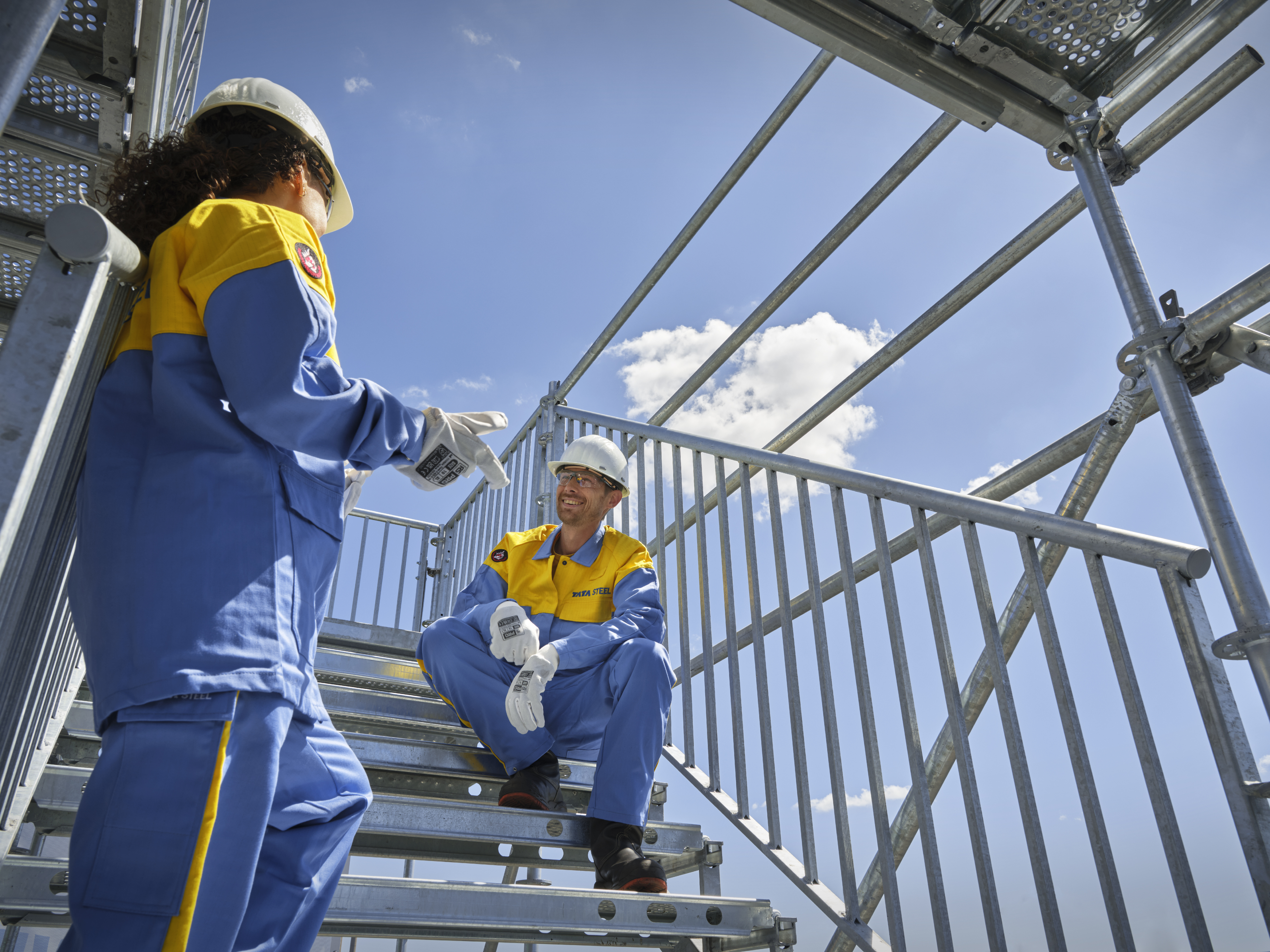 Mensen op steiger bij Tata Steel
