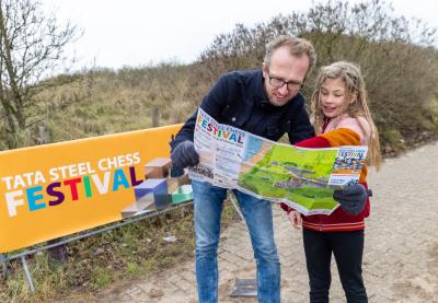 Ouder en kind lezen kaart