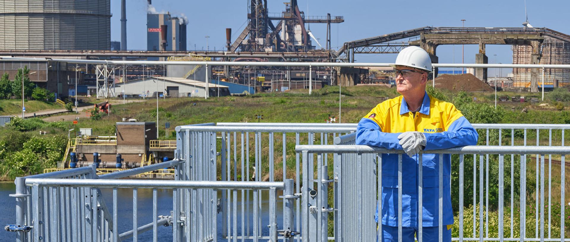 Tata Steel medewerker op steiger voor fabrieken
