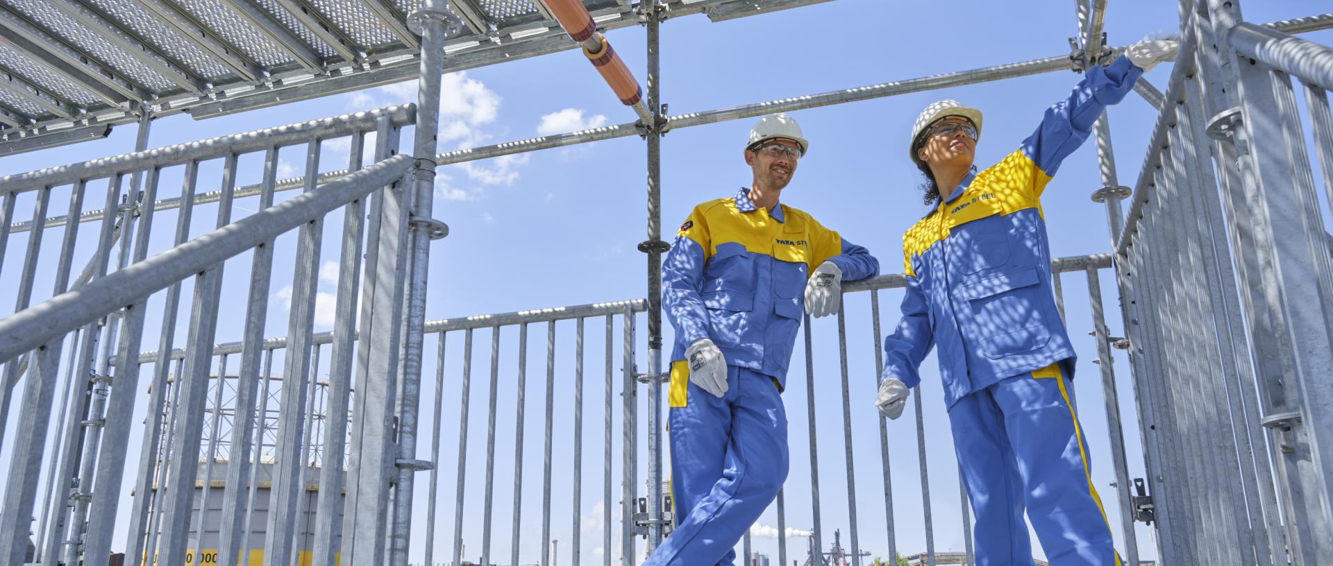 Tata Steel medewerkers bespreken de nieuwe staaltijd op de steiger