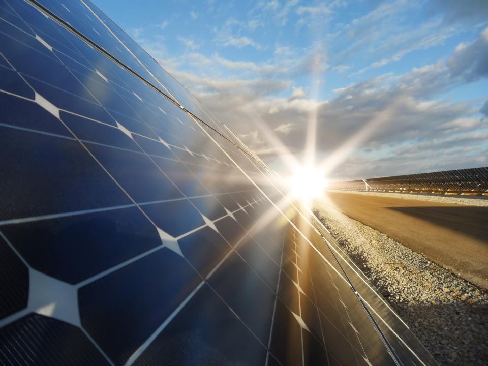 Zonnepanelen met zon