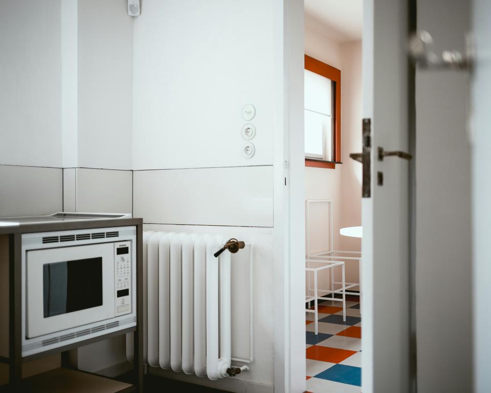 Radiator in woning vol staal