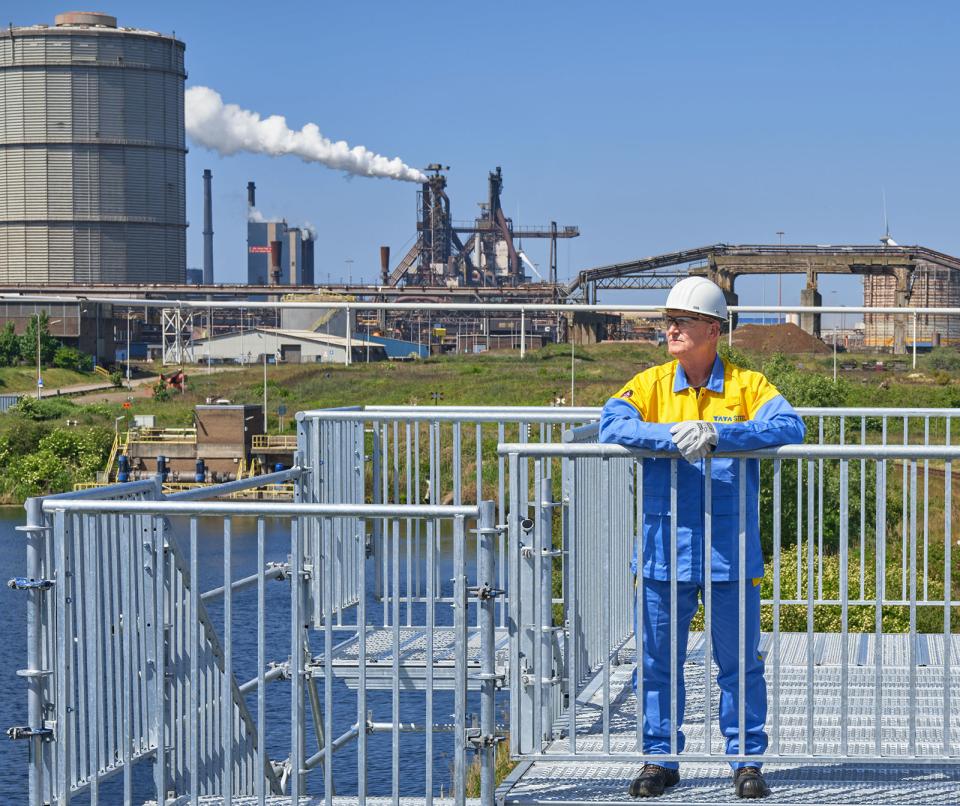 Tata Steel medewerker op steiger voor fabrieken