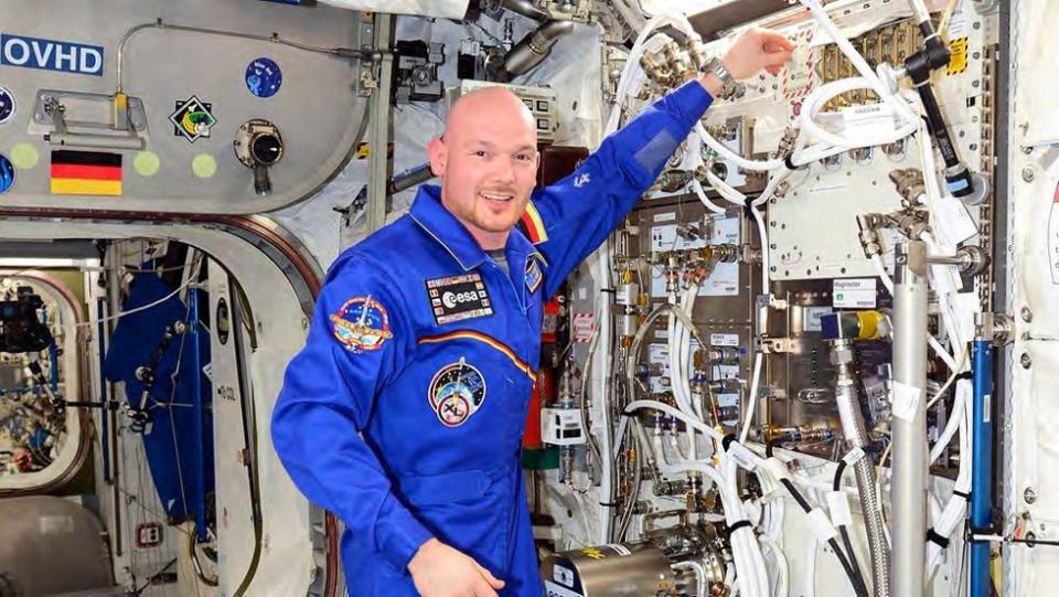 Astronaut onderzoekt staal in de ruimte