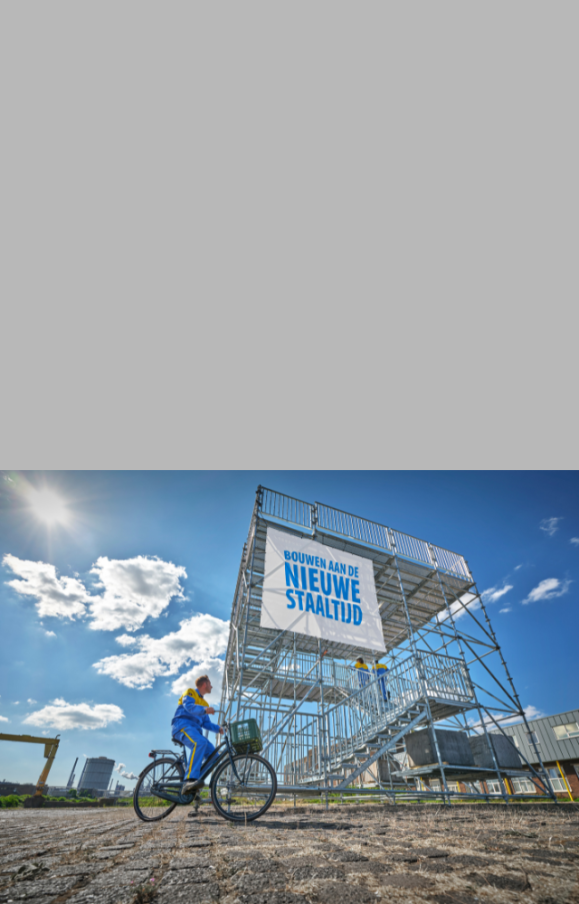 Fietser onderweg naar steiger om te bouwen aan de nieuwe staaltijd