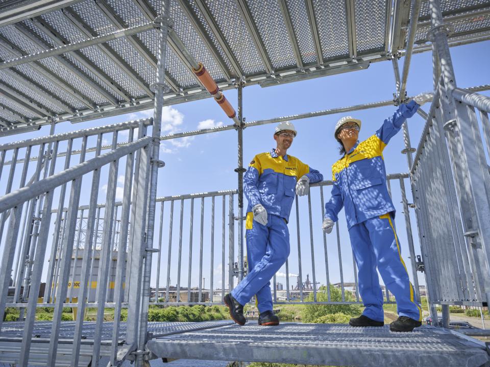 Tata Steel medewerkers bespreken de nieuwe staaltijd op de steiger