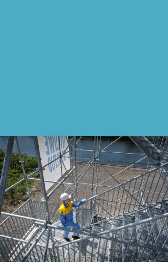 Vrouw betreedt steiger om te bouwen aan de nieuwe staaltijd